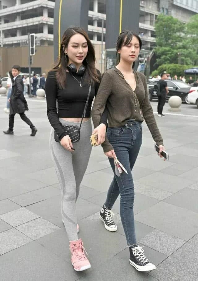 美女|路人街拍,靓女搭配修身的开叉连衣裙,相当具有回头率