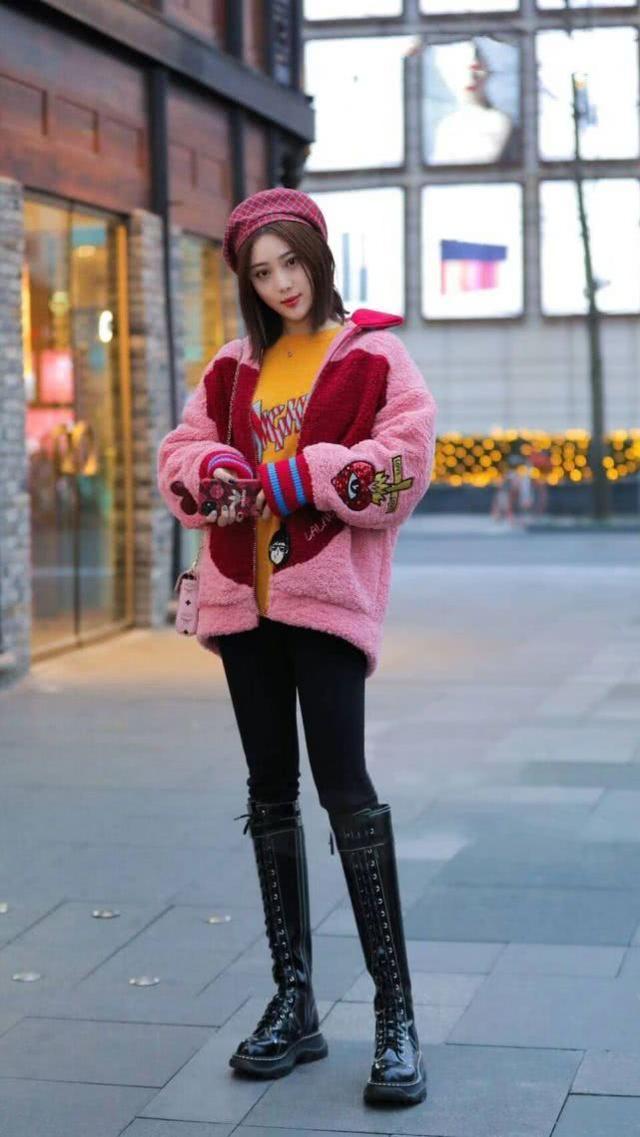 『显出』街拍:妆容精致的美女,如此搭配既能显出美腿,又能显出时尚