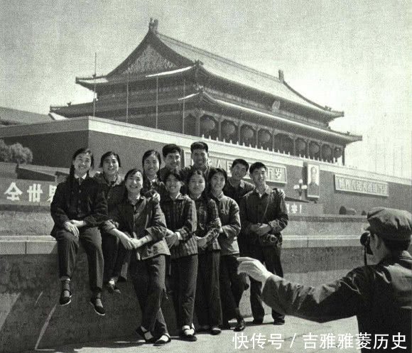 老照片：1974年的天安门广场 全国各族人民向往的地方