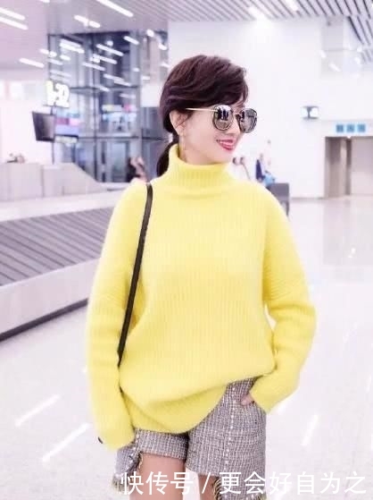  『穿搭』赵雅芝终于“扮嫩”成功，鹅黄色毛衣配短裤时髦又减龄，哪像65岁