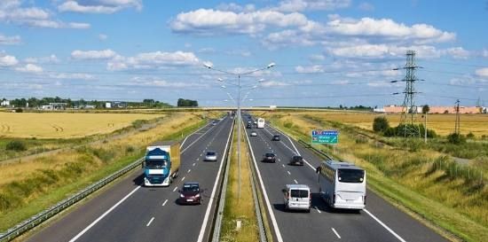  [小时]300公里的高速路程，用了四个半小时，收费站：收取超时费