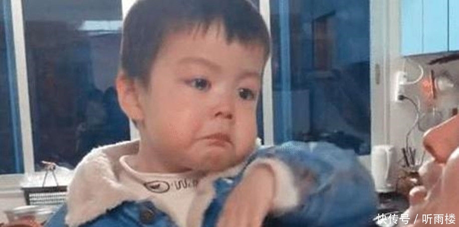 姐姐■宝宝“吃醋”表情萌翻网友,看到妈妈只抱了姐姐,弟弟心里很委屈