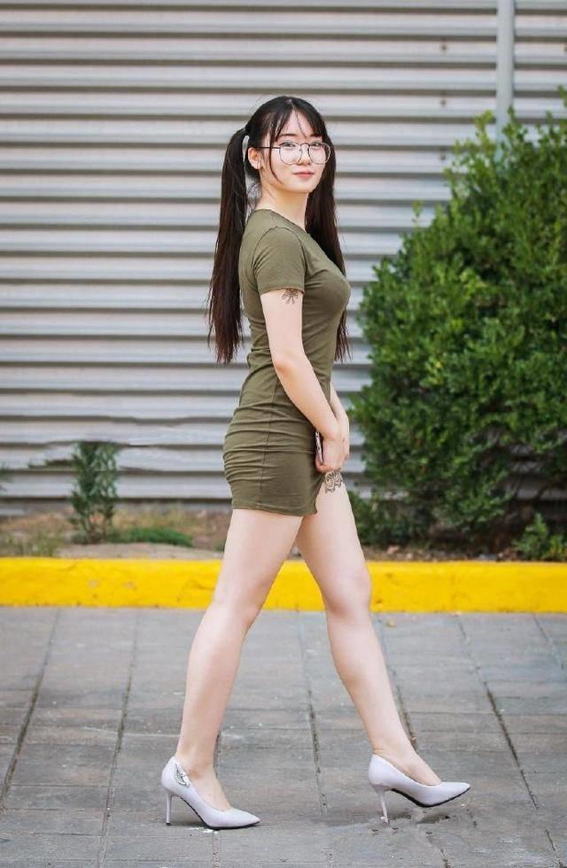 路人街拍，包臀的裙摆设计，突显出小姐姐性感的S形曲线