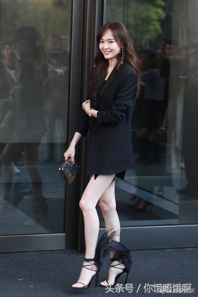 唐嫣穿上这双羽毛高跟鞋 大长腿变得又美又性感 这个搭配无敌了