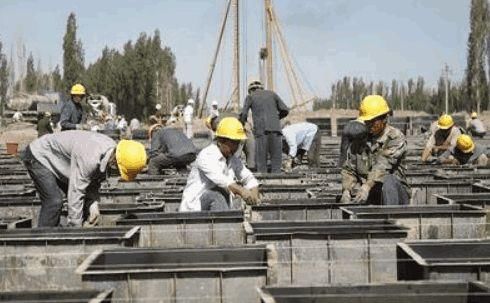 史无前例!中国在沙漠建成时速360公里高铁，外媒惊叹:奇迹