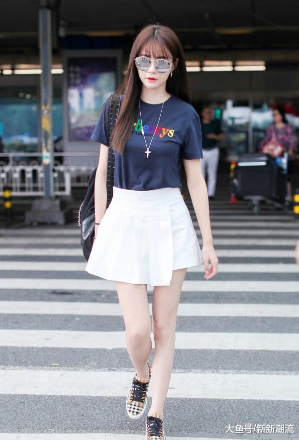 沈梦辰T恤短裙超减龄，平底鞋也能秀出大长腿，杜海涛可真有眼光