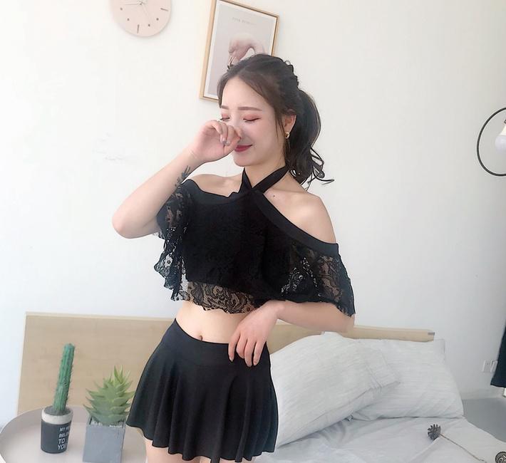 蕾丝泳衣搭配黑色的小裙子,更显的高贵典雅,女神减龄必备