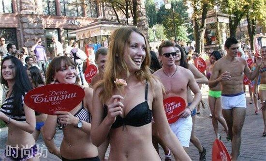 乌克兰美女嫁不出去 美女穿内衣上街求嫁