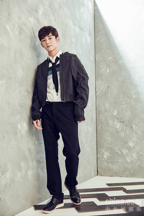 蓝博黑色夹克写真曝光 青春帅气时尚感MAX