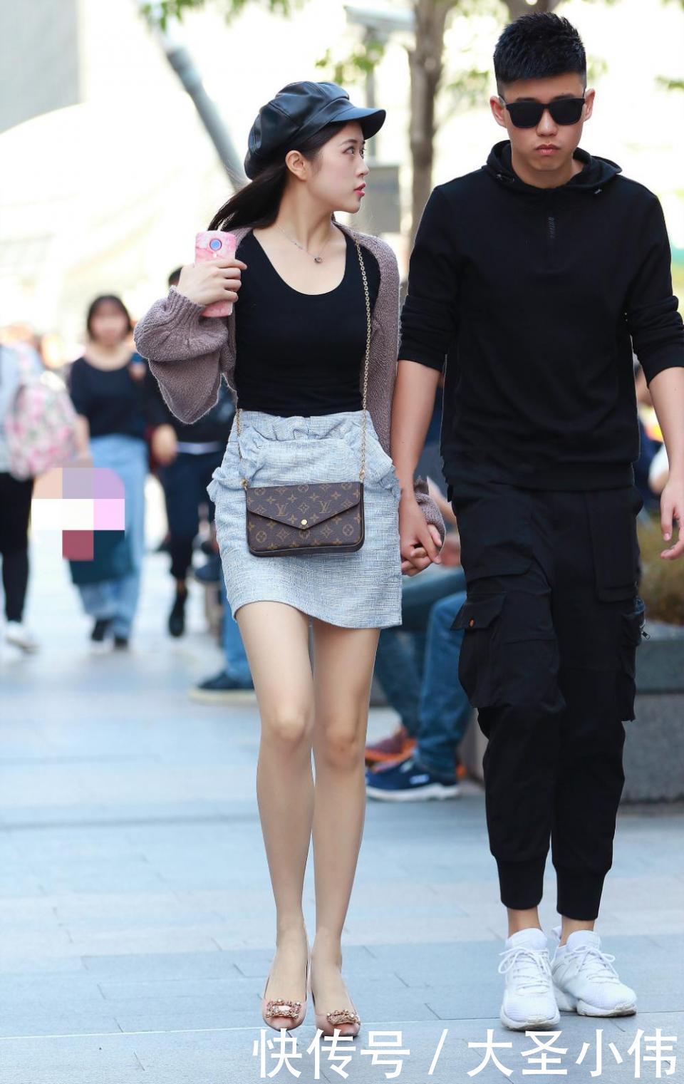 美女|街拍美女:短裙美女白到发光的皮肤让人非常羡慕