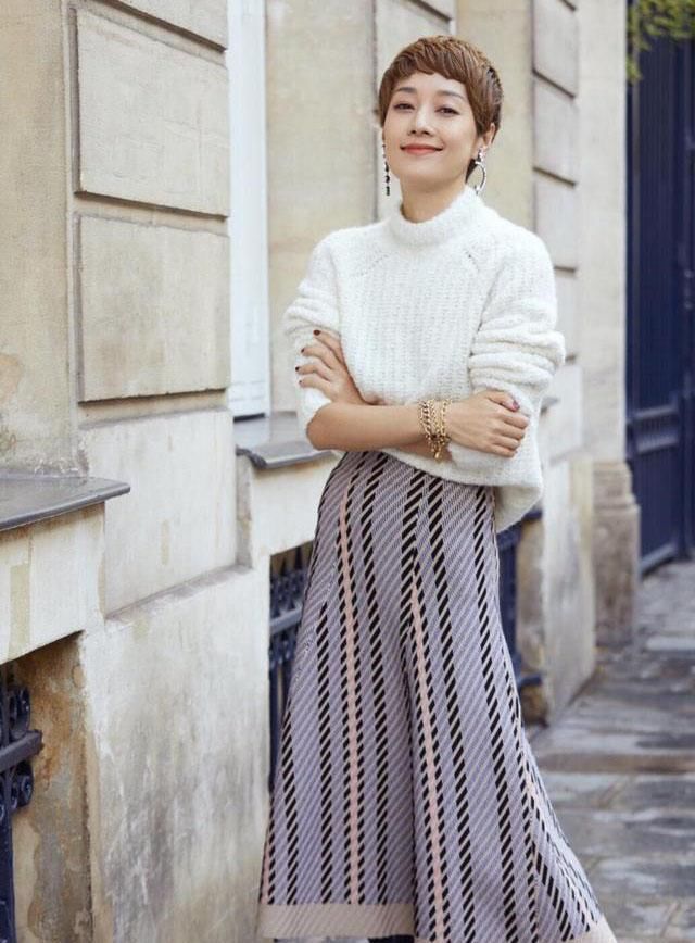 #女人#40岁左右的女人别毛衣配裤子,学马伊琍毛衣“新搭配”,很高级