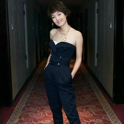 42岁马伊琍真大胆，粉色长裙印出三角区，网友:比姚笛美多了