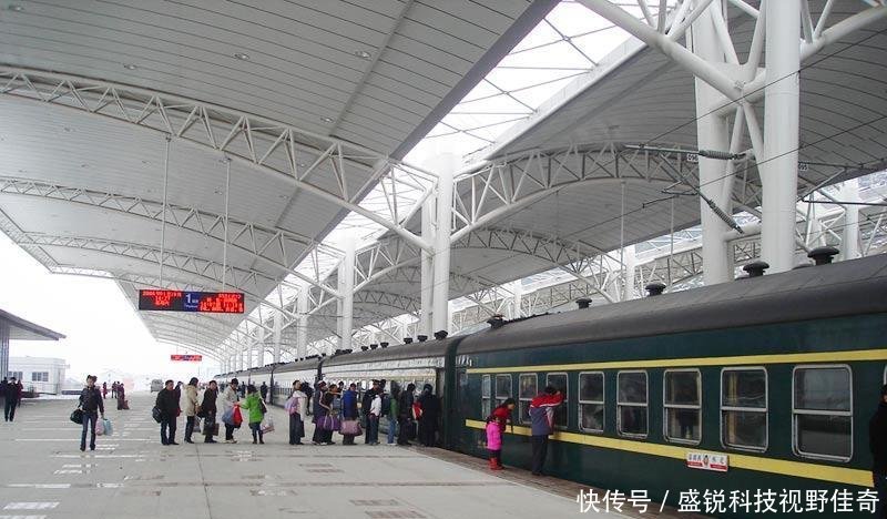 中国最“不靠谱”的火车站自己的火车站，却还要坐大巴回家