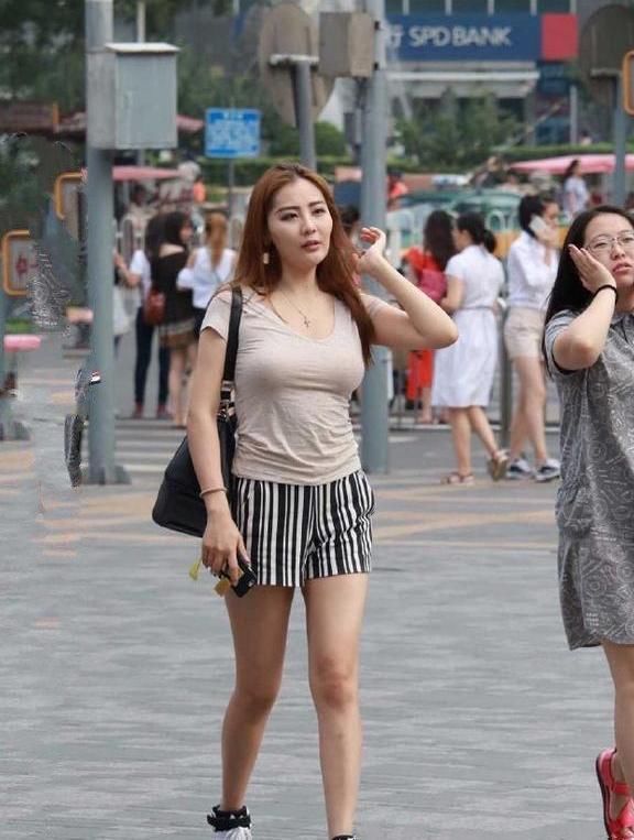 清凉穿搭的女生, 一边逛街一边秀身材, 尽显夏日休闲风情