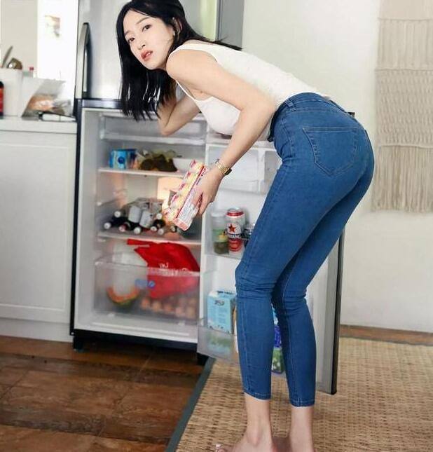 穿搭，连衣裙美女VS牛仔裤美女，各有千秋，都很漂亮