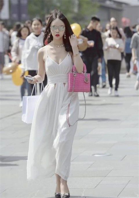  「街头」街拍：美女白色的套装，肤白貌美，街头女神