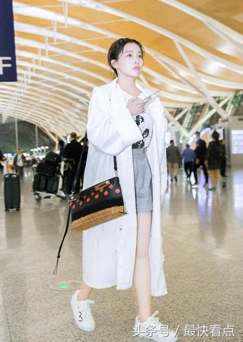 阚清子穿短裤亮相，分手后的她秒变时髦精，纪凌尘却像老了10岁