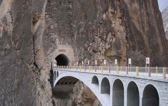 川藏线上的这座桥,武警24小时看守不允许游客拍照,原因很心酸