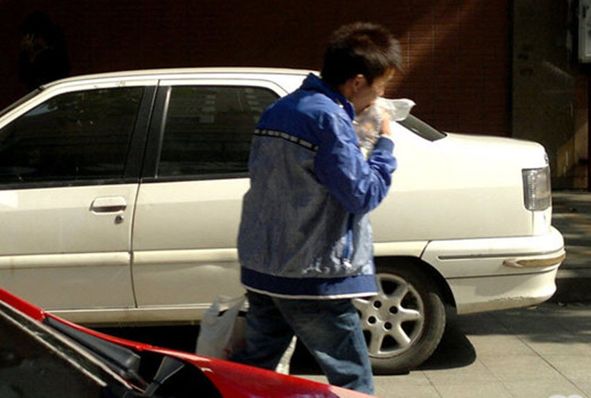 你以为他是贫穷的乞丐，下一秒他就是打扮时尚的潮男