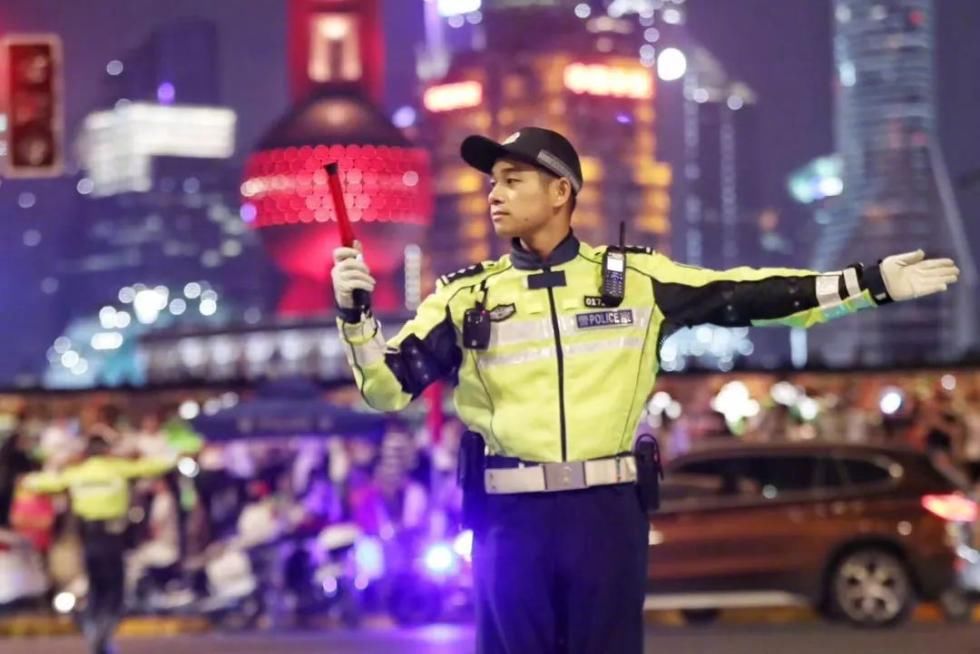 “雨刷式过马路”火了！上海浦江光影盛宴背后的“最美身影”