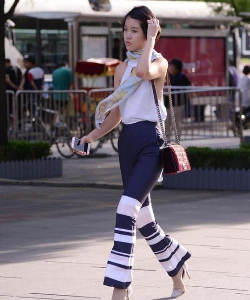  #小姐姐#街拍：沉鱼落雁的小姐姐，一条白色的连衣裙，时尚优雅风采迷人
