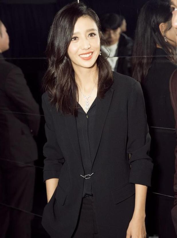 佟丽娅和叶一茜同是34岁，同穿黑西装却一个是女神一个似路人！