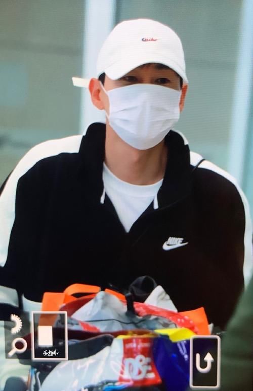 短暂的家族旅行结束!银赫仁川入境满载而归