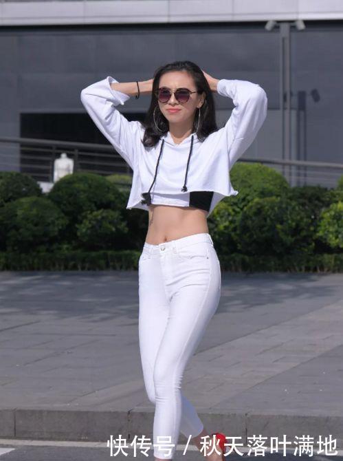# 黑色#哪一个更好看呢！，街拍黑白裤美女