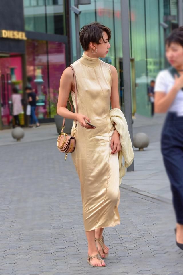 短发美女真空出街，穿一件贴身的金黄色连衣裙，网友：只看两点！