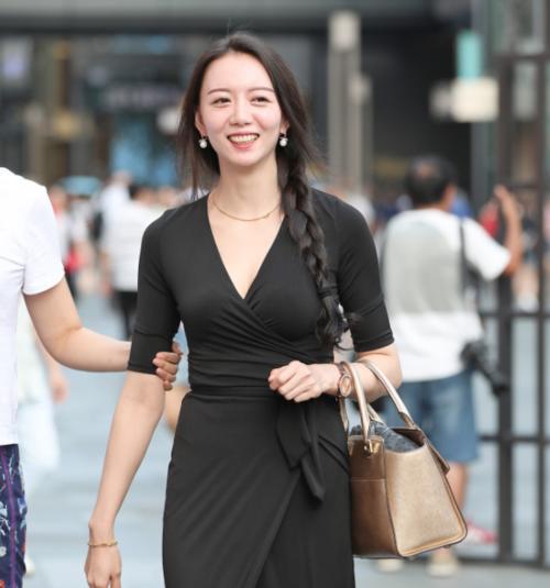 街拍:美女穿衣时尚又有个性,网友: 个个都很美!