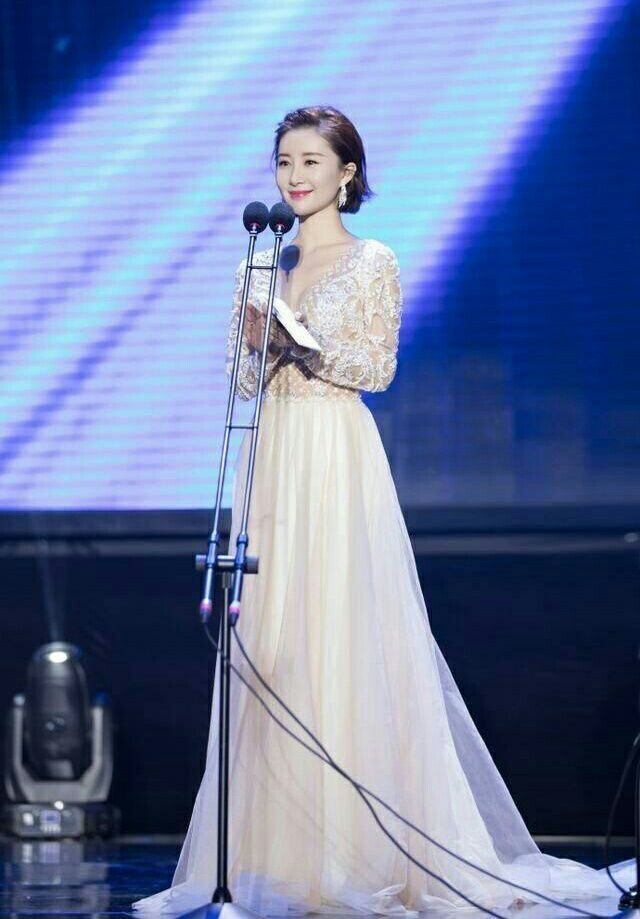 清纯靓丽时尚魅力女神舒畅写真，美美哒少女风!