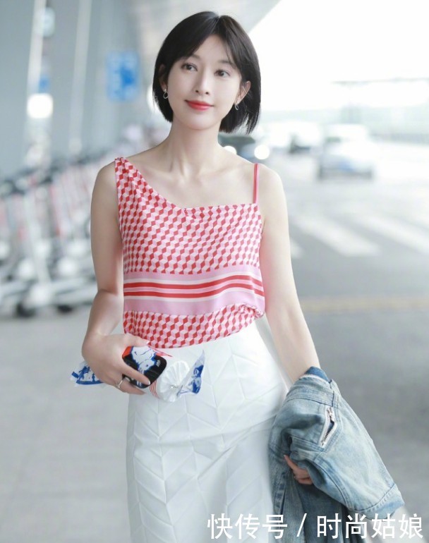 张俪穿吊带衫和白裙，瘦瘦高高没有一丝赘肉，衣品高的人就是任性