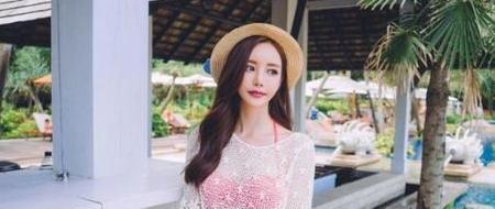 美丽迷人的小姐姐身穿泳衣，动人的身姿，特别惹人喜爱吸睛