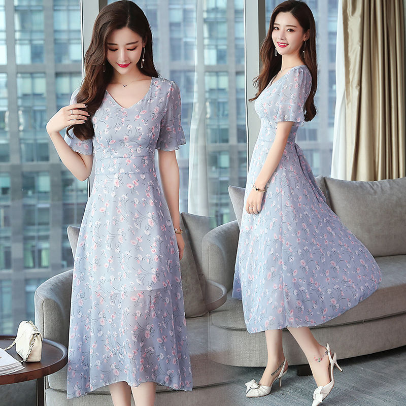 赫本裙不流行了!今秋小姐姐流行穿“镂空裙，性感时髦，年轻十岁