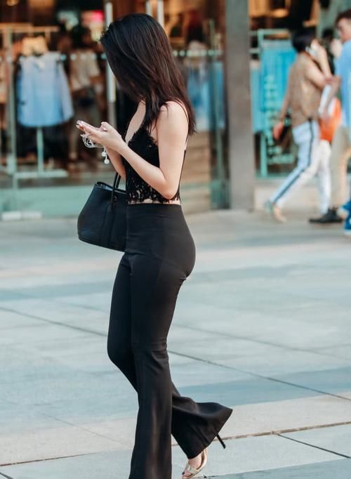  [蕾丝]街拍：小姐姐黑色蕾丝吊带衫搭配复古的喇叭裤，简直美翻了