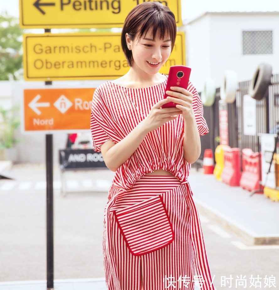 吴昕也真是会玩，穿上红鞋来秀腿，网友：不要活在P图的世界里！