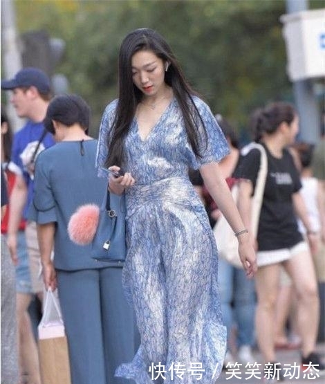  「回头率」柔哥的美女街拍：朝气蓬勃的美女，街头回头率300%