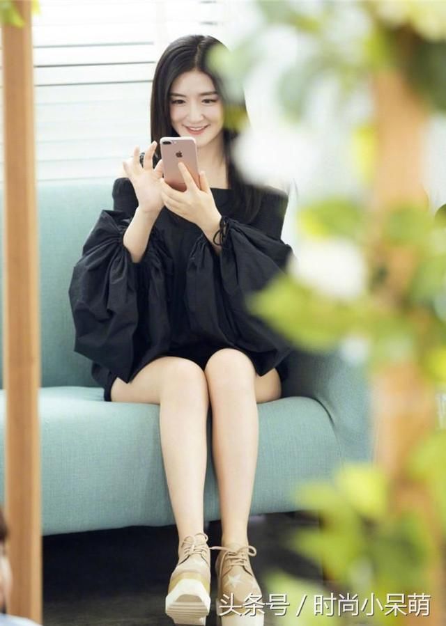 37岁谢娜难得穿一次8千块裙子，却让小腿毁了全身，网友：堪忧啊