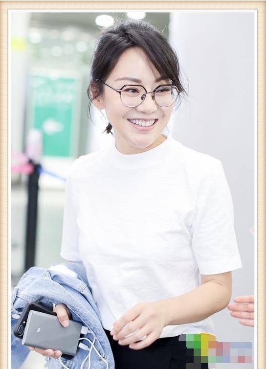 闫妮是47岁，俞飞鸿也是47岁，两人同现机场，差距竟如此尴尬