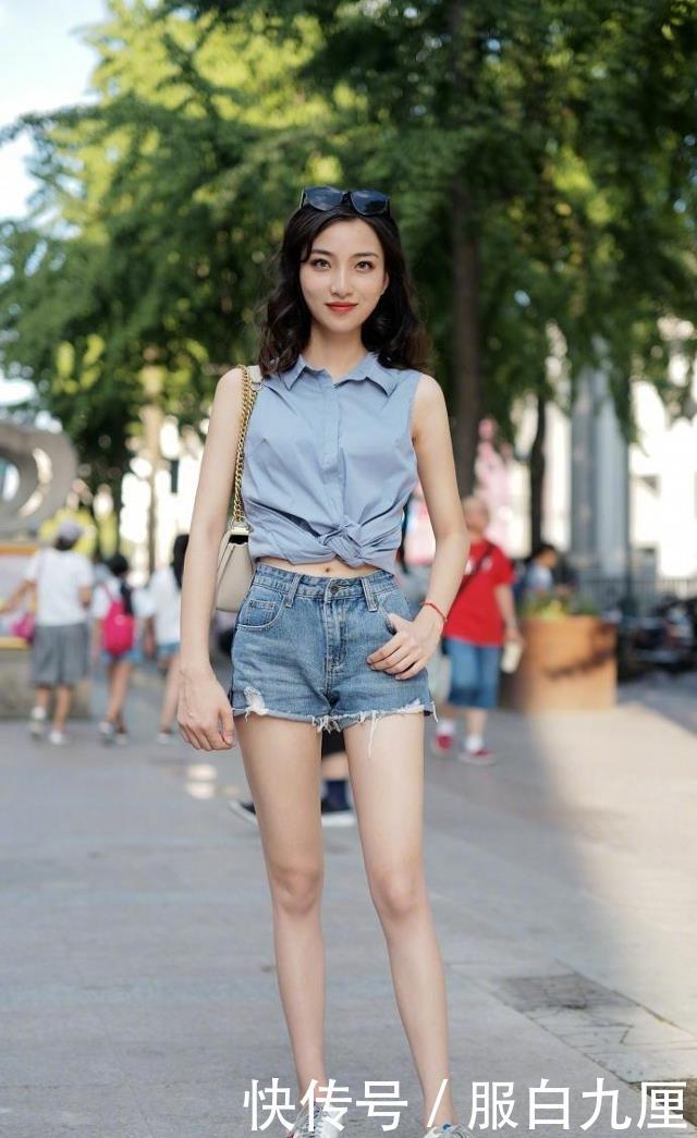 「辣妈」路人街拍,辣妈白色针织衫搭配淡红色裙子,更显优雅