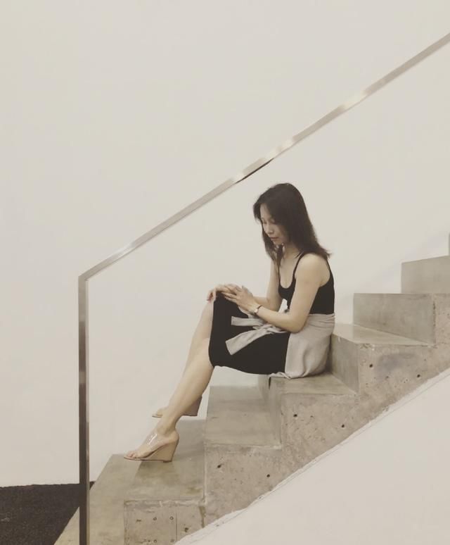 《甄嬛传》中的剪秋姑姑，换上现代装性感十足，网友直呼认不出