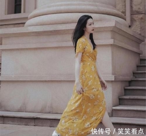  裸色：毛衣、卫衣别再搭小白鞋了！今年流行这4种鞋，每一款都很时髦
