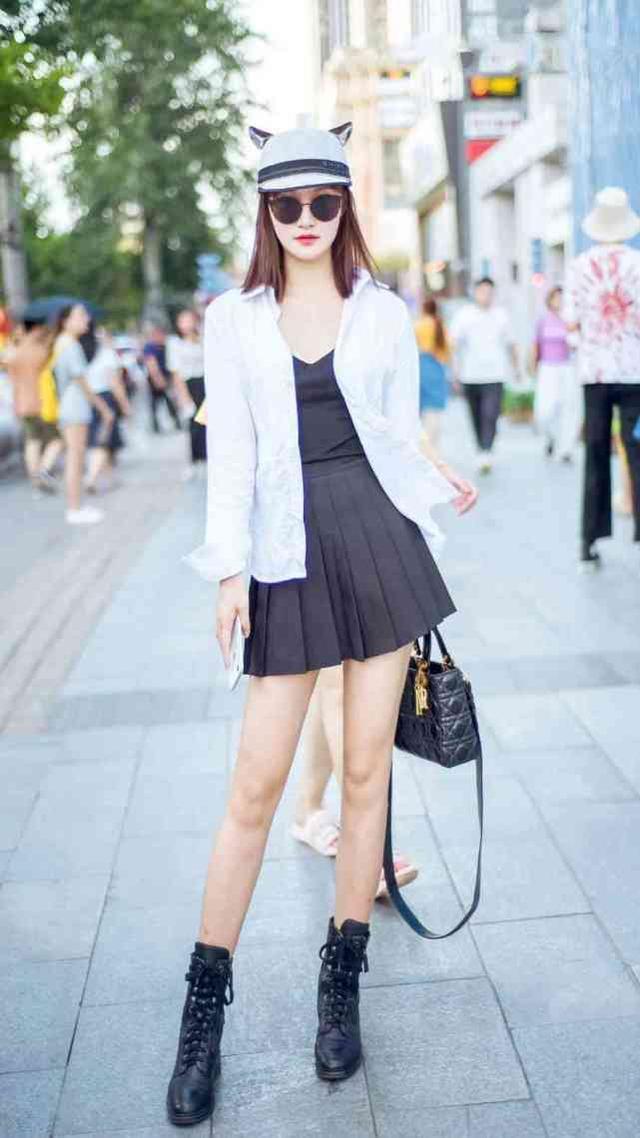 『身材』街拍:身材高雅的美女,休闲开衫搭配百褶裙,给人帅气唯美的气质感