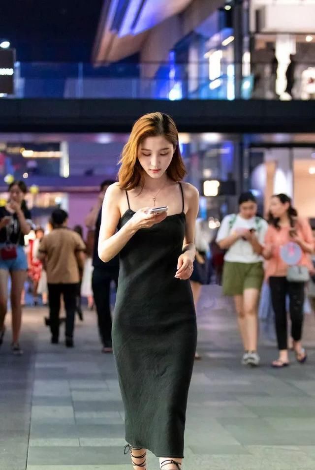 「女性」时尚高跟凉鞋穿搭,让女性显得高挑又有魅力