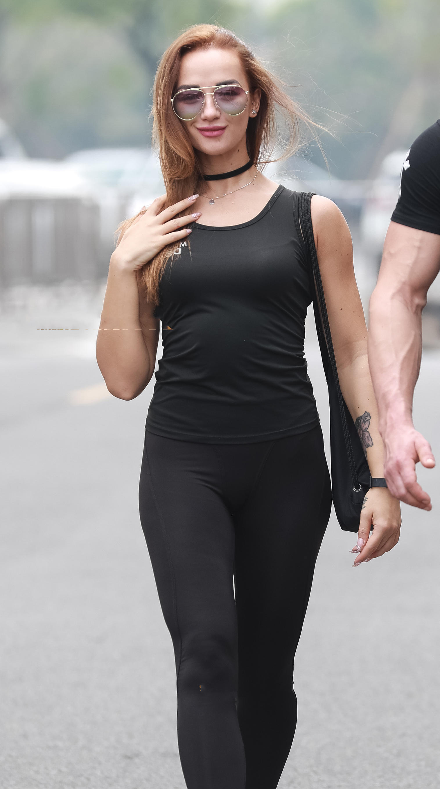 气质小姐姐紧身裤勾勒出丰腴翘臀，隆起的肱二头肌很有力量