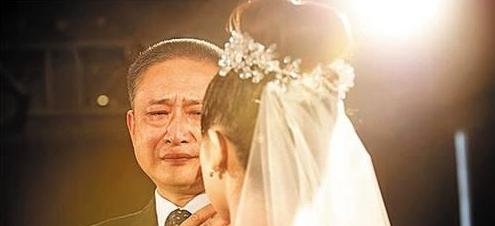  [父母]最年轻岳父走红，挽着新娘被误认为新郎，女儿真不是新郎