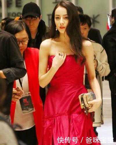 杨幂后继有人了！迪丽热巴红裙惊艳全场，李沁这身才是深藏不露！