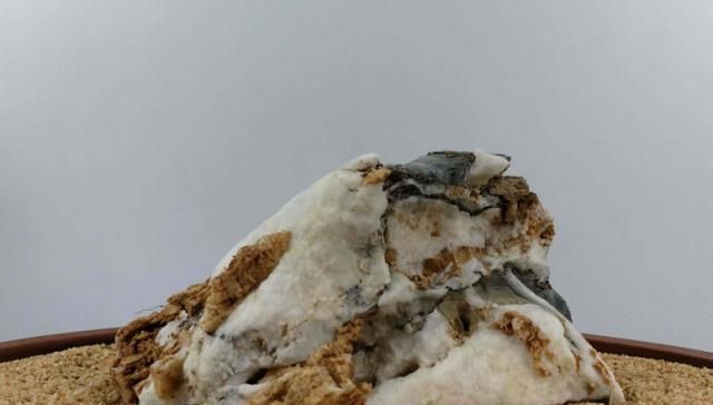 欣赏天然奇石，作品以小示大巍巍壮观，恍如置身大自然的万千气象