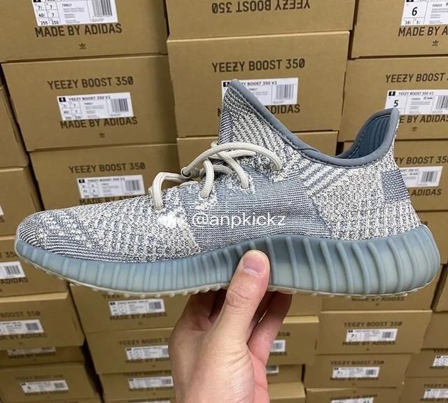  「实物」Yeezy 350v2 “灰生胶”实物泄露！延续无鞋提设计有点香！
