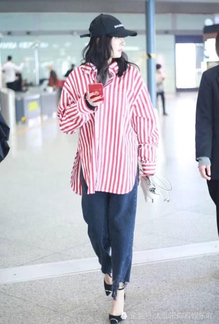 杨幂给5个脚趾头那里戴了1个“戒指”，你怎么这么精致！